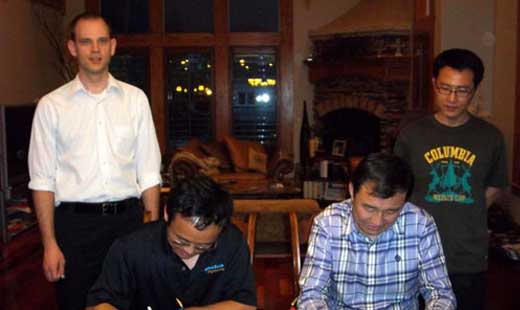 張芳海董事長(zhǎng)赴美簽訂橡膠壩合同